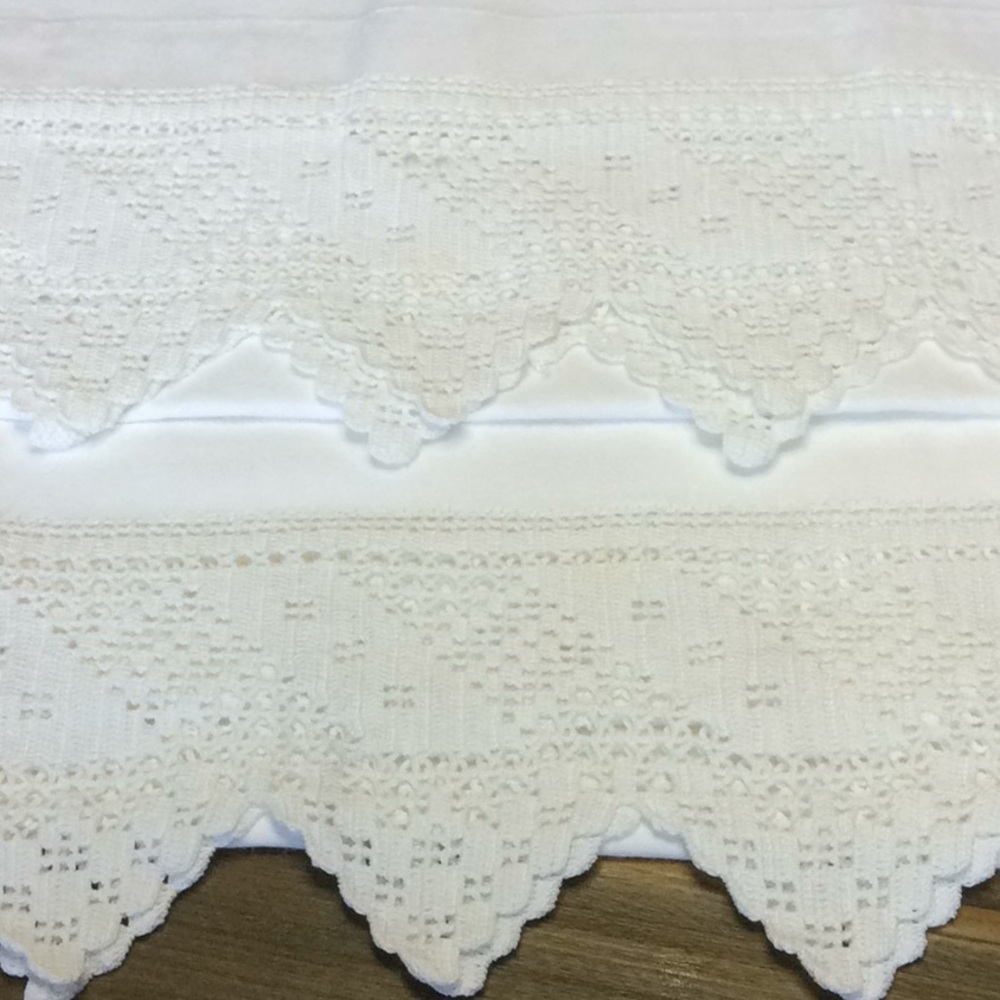 FINAL SALE PRICE Vintage White Lace Edged Pillow Case Set